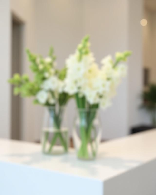 Schlichte Eleganz für einen Empfangsbereich mit langstieligen Blumen